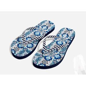 Vera Bradley Lisbon Medallion Cool Flip Flops Medium  Size 9-10 New  Blue Black